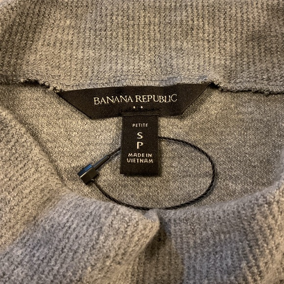 NWOT Banana Republic  Gray Cowl  Neck sweatshirt  with front pouch. - Picture 9 of 9